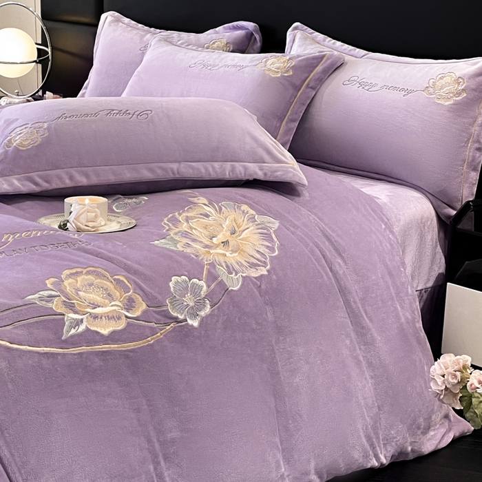 91家纺网 家纺一手货源 找家纺 畅畅家纺 2025新款冬季牛奶绒绣花绒四件套 芳华-紫