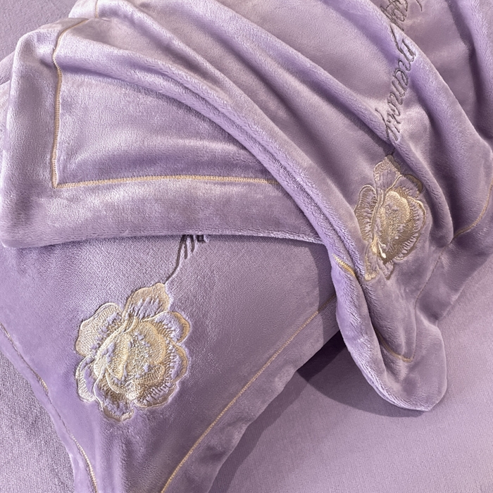 91家纺网 家纺一手货源 找家纺 畅畅家纺 2025新款冬季牛奶绒绣花绒四件套 芳华-紫