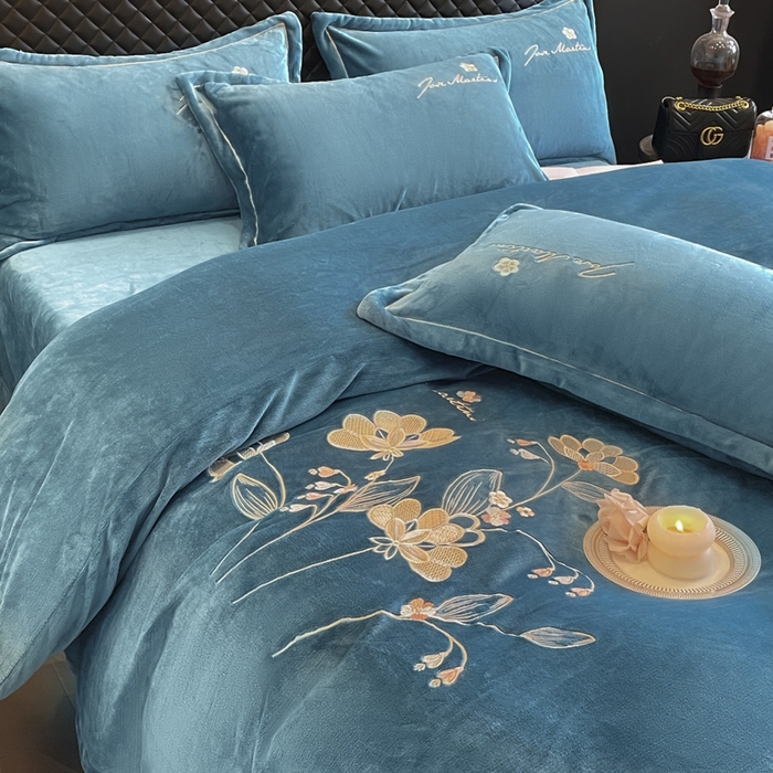 91家纺网 家纺一手货源 找家纺 畅畅家纺 2025新款冬季牛奶绒绣花绒四件套 伊莉莎-宝蓝