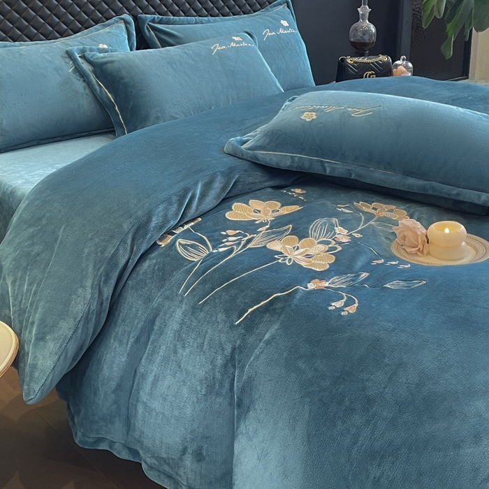 91家纺网 家纺一手货源 找家纺 畅畅家纺 2025新款冬季牛奶绒绣花绒四件套 伊莉莎-宝蓝