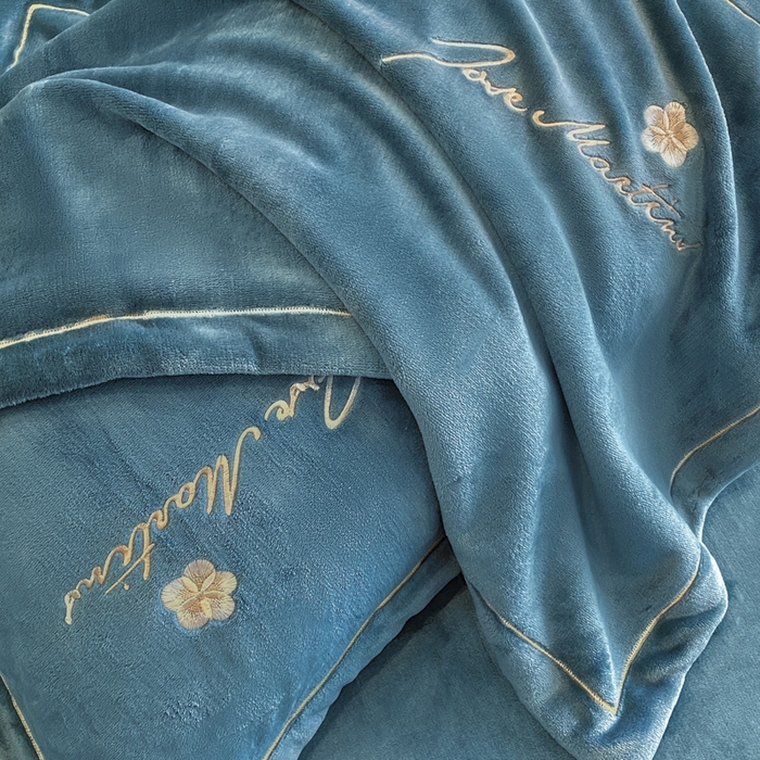 91家纺网 家纺一手货源 找家纺 畅畅家纺 2025新款冬季牛奶绒绣花绒四件套 伊莉莎-宝蓝