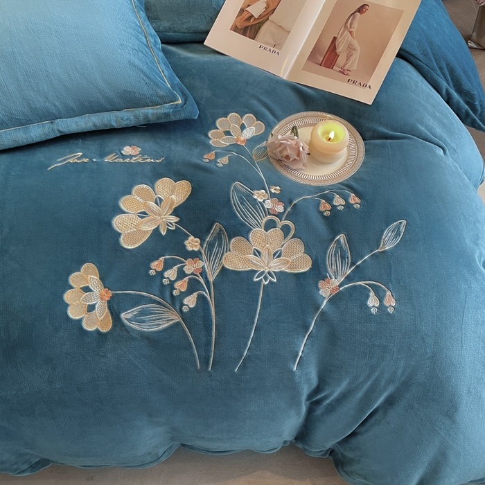 91家纺网 家纺一手货源 找家纺 畅畅家纺 2025新款冬季牛奶绒绣花绒四件套 伊莉莎-宝蓝