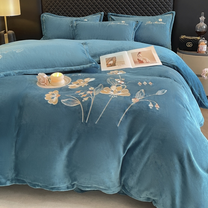 91家纺网 家纺一手货源 找家纺 畅畅家纺 2025新款冬季牛奶绒绣花绒四件套 伊莉莎-宝蓝