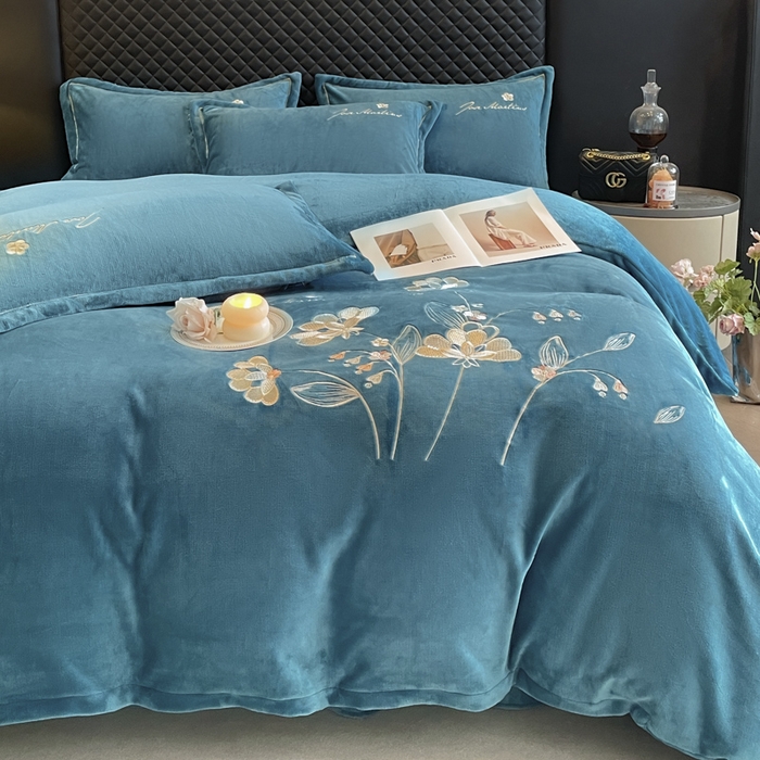 91家纺网 家纺一手货源 找家纺 畅畅家纺 2025新款冬季牛奶绒绣花绒四件套 伊莉莎-宝蓝