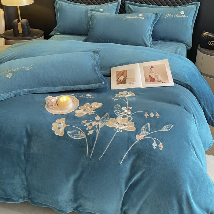 91家纺网 家纺一手货源 找家纺 畅畅家纺 2025新款冬季牛奶绒绣花绒四件套 伊莉莎-宝蓝