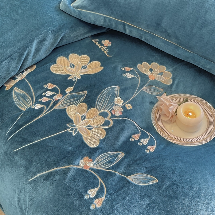 91家纺网 家纺一手货源 找家纺 畅畅家纺 2025新款冬季牛奶绒绣花绒四件套 伊莉莎-宝蓝