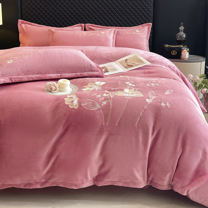 91家纺网 家纺一手货源 找家纺 畅畅家纺 2025新款冬季牛奶绒绣花绒四件套 伊莉莎-豆沙