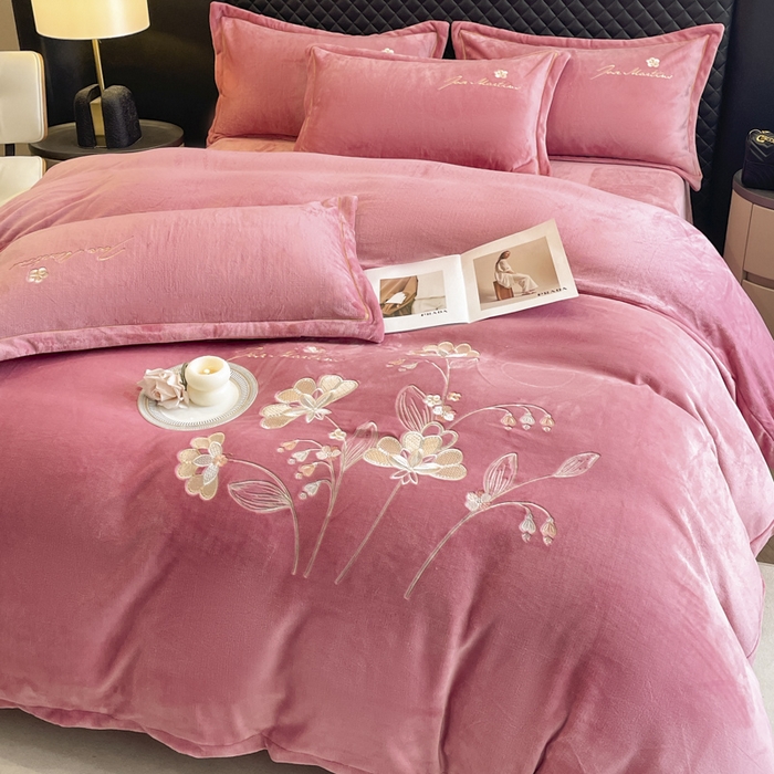 91家纺网 家纺一手货源 找家纺 畅畅家纺 2025新款冬季牛奶绒绣花绒四件套 伊莉莎-豆沙