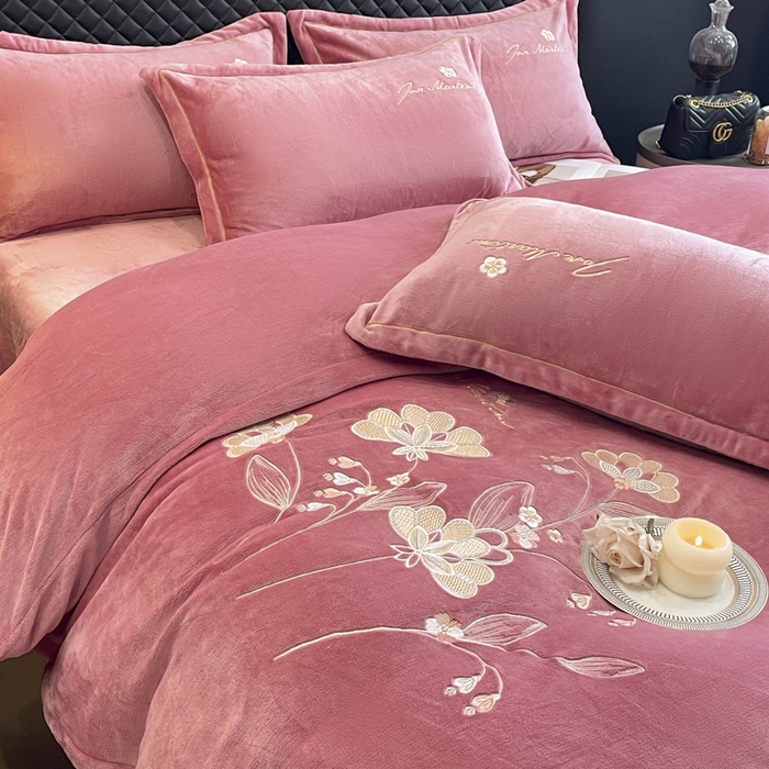 91家纺网 家纺一手货源 找家纺 畅畅家纺 2025新款冬季牛奶绒绣花绒四件套 伊莉莎-豆沙