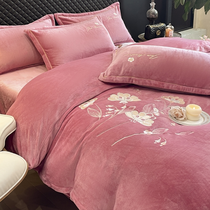 91家纺网 家纺一手货源 找家纺 畅畅家纺 2025新款冬季牛奶绒绣花绒四件套 伊莉莎-豆沙