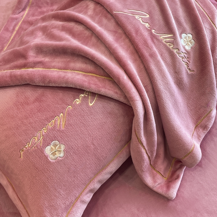 91家纺网 家纺一手货源 找家纺 畅畅家纺 2025新款冬季牛奶绒绣花绒四件套 伊莉莎-豆沙