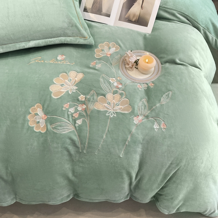 91家纺网 家纺一手货源 找家纺 畅畅家纺 2025新款冬季牛奶绒绣花绒四件套 伊莉莎-湖兰