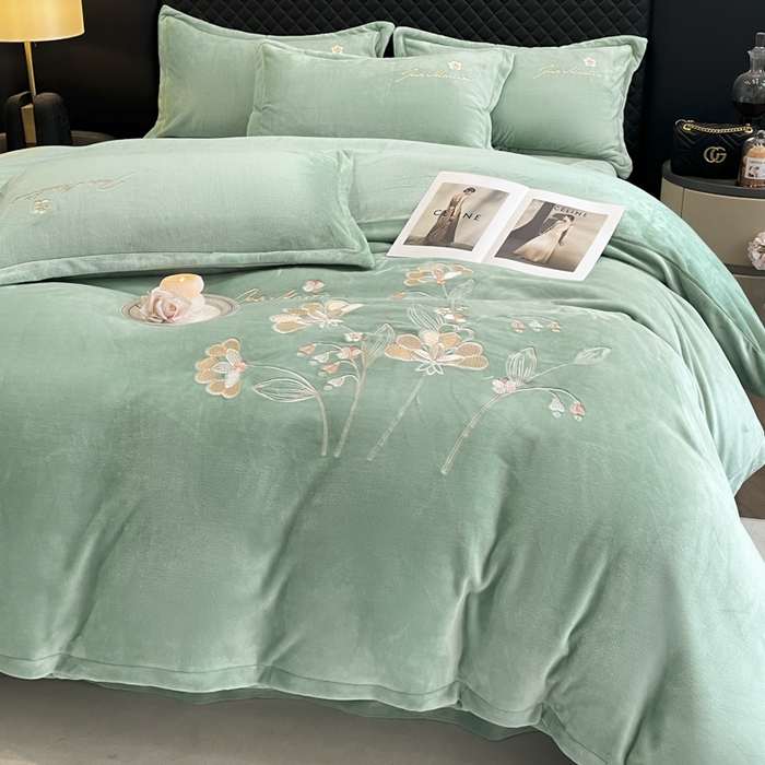 91家纺网 家纺一手货源 找家纺 畅畅家纺 2025新款冬季牛奶绒绣花绒四件套 伊莉莎-湖兰