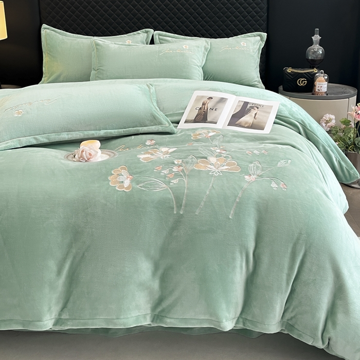 91家纺网 家纺一手货源 找家纺 畅畅家纺 2025新款冬季牛奶绒绣花绒四件套 伊莉莎-湖兰