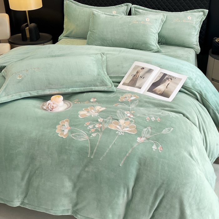 91家纺网 家纺一手货源 找家纺 畅畅家纺 2025新款冬季牛奶绒绣花绒四件套 伊莉莎-湖兰