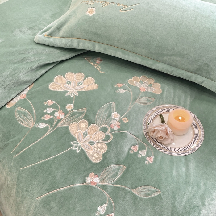 91家纺网 家纺一手货源 找家纺 畅畅家纺 2025新款冬季牛奶绒绣花绒四件套 伊莉莎-湖兰