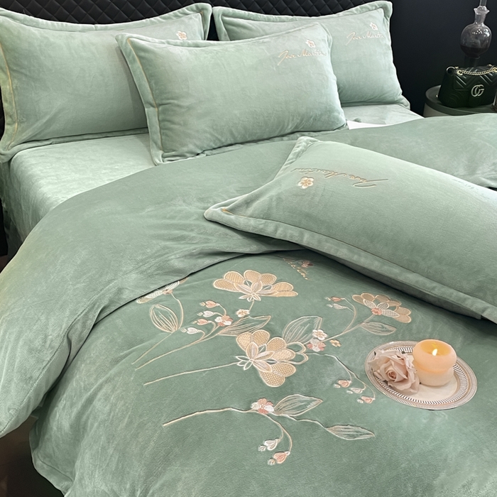 91家纺网 家纺一手货源 找家纺 畅畅家纺 2025新款冬季牛奶绒绣花绒四件套 伊莉莎-湖兰