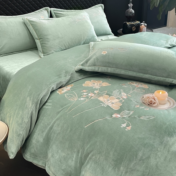 91家纺网 家纺一手货源 找家纺 畅畅家纺 2025新款冬季牛奶绒绣花绒四件套 伊莉莎-湖兰