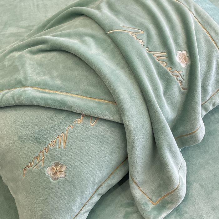 91家纺网 家纺一手货源 找家纺 畅畅家纺 2025新款冬季牛奶绒绣花绒四件套 伊莉莎-湖兰