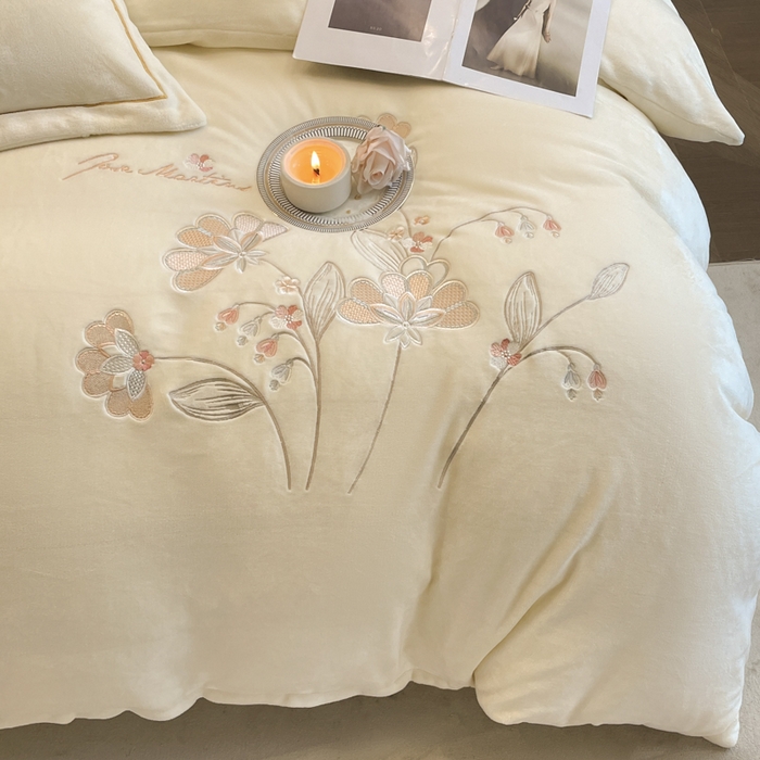 91家纺网 家纺一手货源 找家纺 畅畅家纺 2025新款冬季牛奶绒绣花绒四件套 伊莉莎-米白