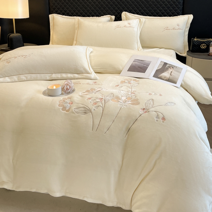 91家纺网 家纺一手货源 找家纺 畅畅家纺 2025新款冬季牛奶绒绣花绒四件套 伊莉莎-米白