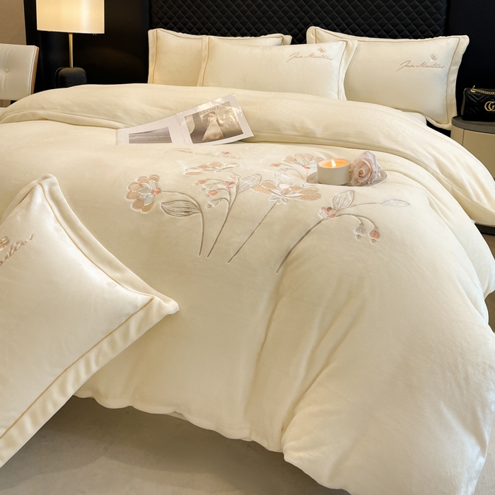 91家纺网 家纺一手货源 找家纺 畅畅家纺 2025新款冬季牛奶绒绣花绒四件套 伊莉莎-米白