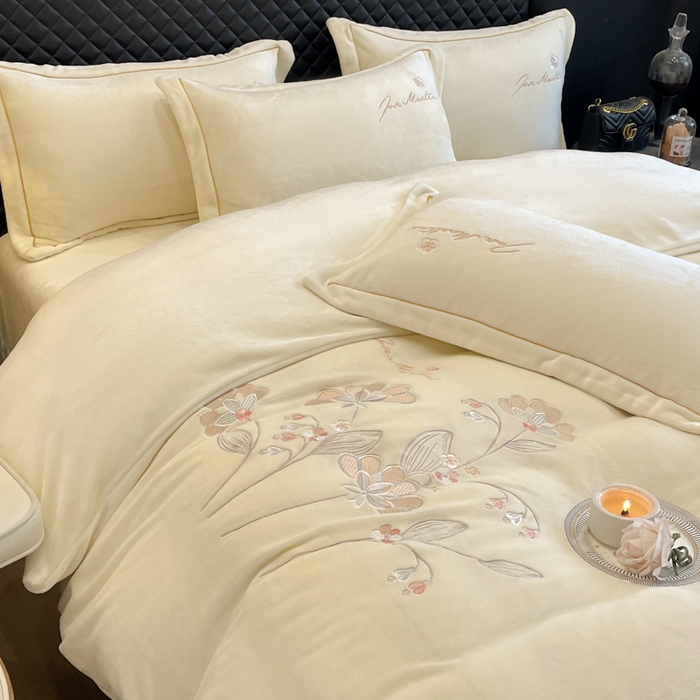 91家纺网 家纺一手货源 找家纺 畅畅家纺 2025新款冬季牛奶绒绣花绒四件套 伊莉莎-米白