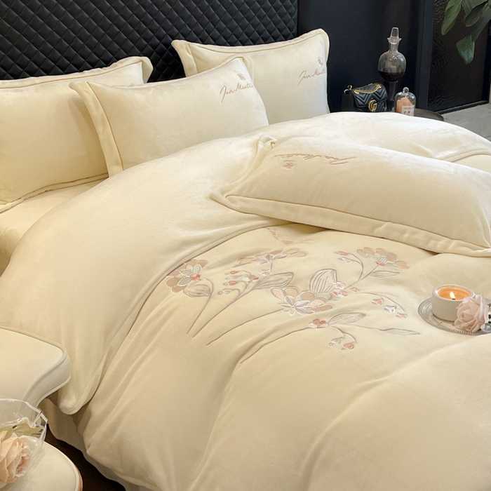 91家纺网 家纺一手货源 找家纺 畅畅家纺 2025新款冬季牛奶绒绣花绒四件套 伊莉莎-米白