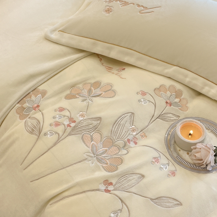 91家纺网 家纺一手货源 找家纺 畅畅家纺 2025新款冬季牛奶绒绣花绒四件套 伊莉莎-米白