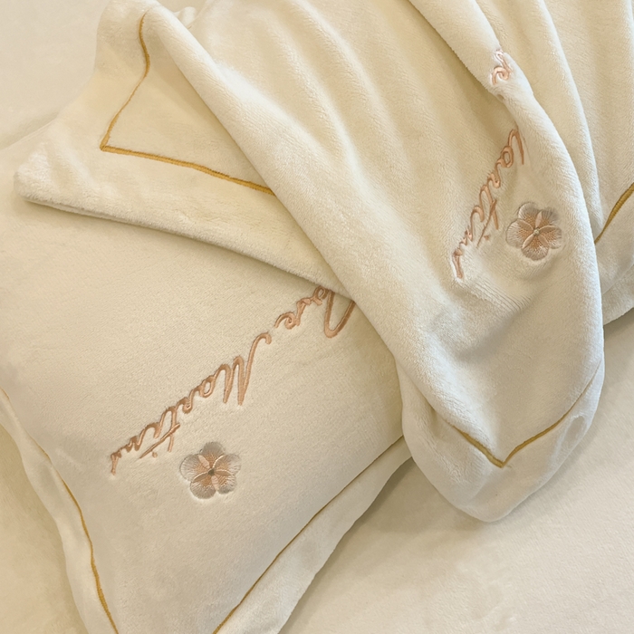 91家纺网 家纺一手货源 找家纺 畅畅家纺 2025新款冬季牛奶绒绣花绒四件套 伊莉莎-米白