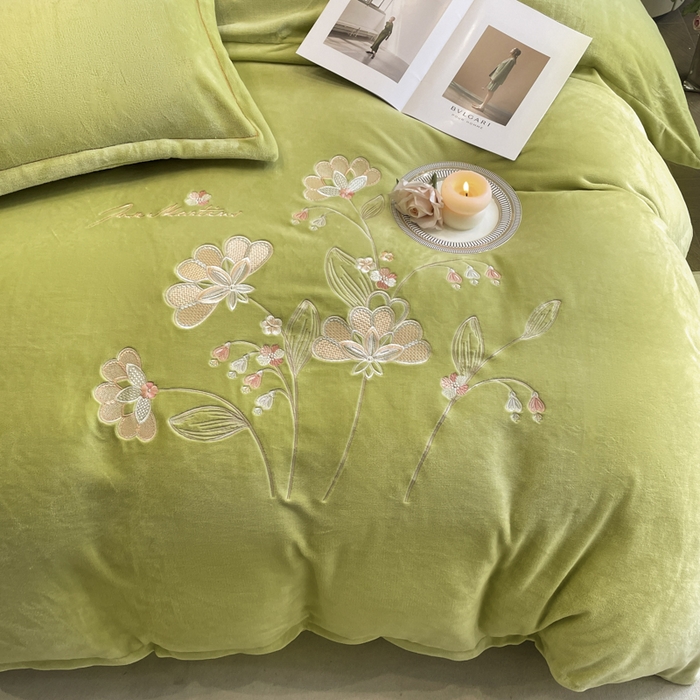 91家纺网 家纺一手货源 找家纺 畅畅家纺 2025新款冬季牛奶绒绣花绒四件套 伊莉莎-抹茶绿