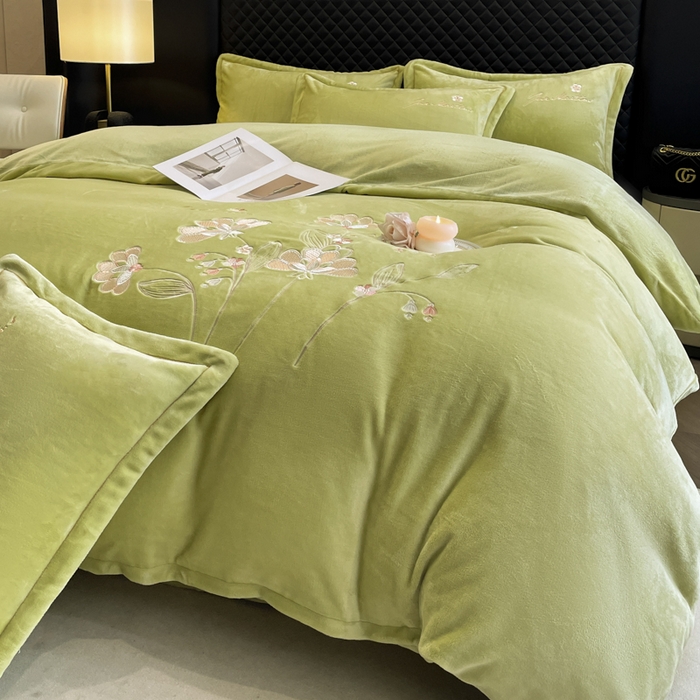 91家纺网 家纺一手货源 找家纺 畅畅家纺 2025新款冬季牛奶绒绣花绒四件套 伊莉莎-抹茶绿