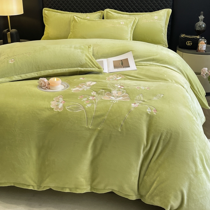 91家纺网 家纺一手货源 找家纺 畅畅家纺 2025新款冬季牛奶绒绣花绒四件套 伊莉莎-抹茶绿