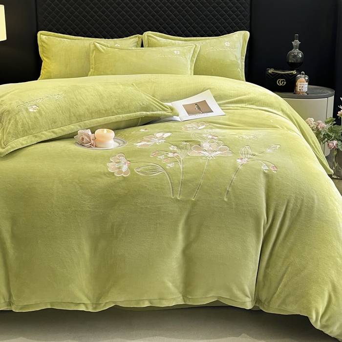 91家纺网 家纺一手货源 找家纺 畅畅家纺 2025新款冬季牛奶绒绣花绒四件套 伊莉莎-抹茶绿