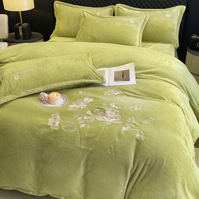 91家纺网 家纺一手货源 找家纺 畅畅家纺 2025新款冬季牛奶绒绣花绒四件套 伊莉莎-抹茶绿