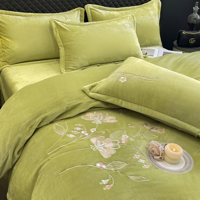 91家纺网 家纺一手货源 找家纺 畅畅家纺 2025新款冬季牛奶绒绣花绒四件套 伊莉莎-抹茶绿