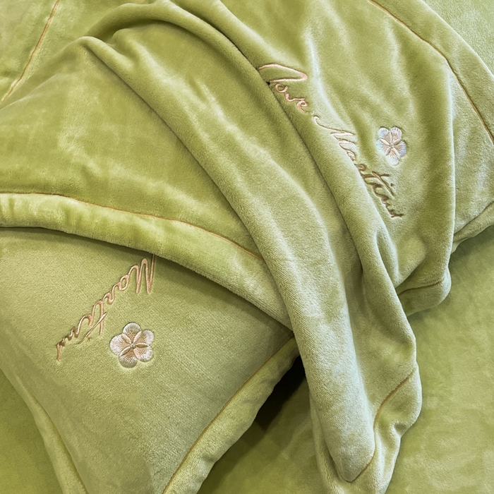 91家纺网 家纺一手货源 找家纺 畅畅家纺 2025新款冬季牛奶绒绣花绒四件套 伊莉莎-抹茶绿