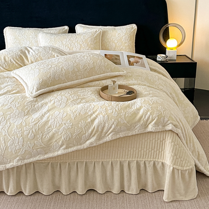 91家纺网 家纺一手货源 找家纺 富米莱（原臻工厂） 2025新款高克重立体雕花牛奶绒四件套 繁花-白