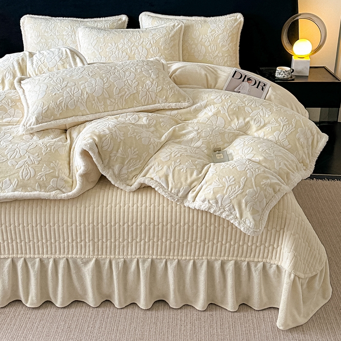 91家纺网 家纺一手货源 找家纺 富米莱（原臻工厂） 2025新款高克重立体雕花牛奶绒四件套 繁花-白