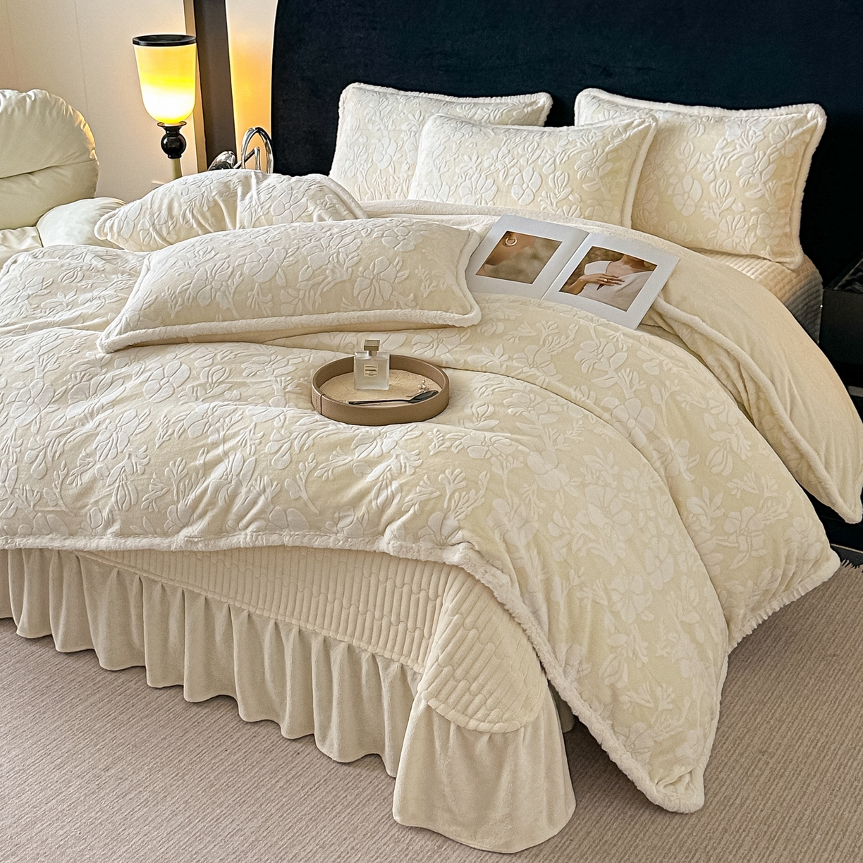 91家纺网 家纺一手货源 找家纺 富米莱（原臻工厂） 2025新款高克重立体雕花牛奶绒四件套 繁花-白