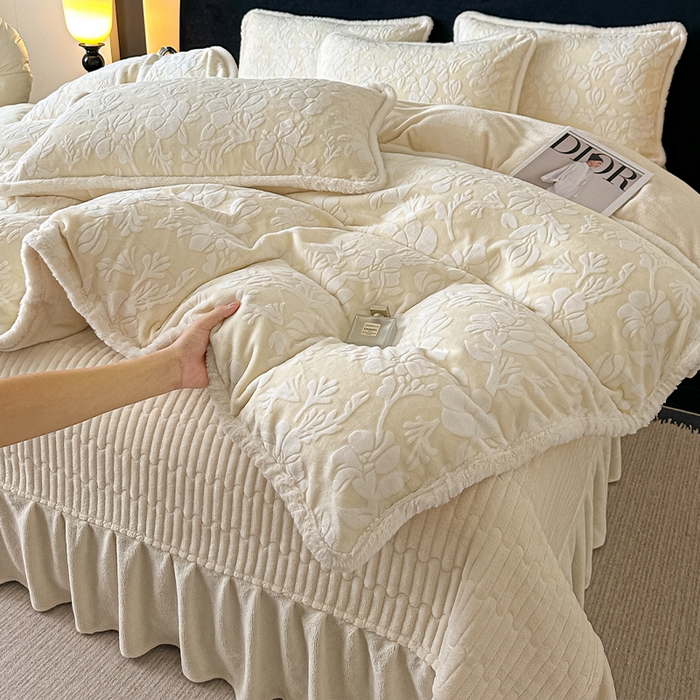 91家纺网 家纺一手货源 找家纺 富米莱（原臻工厂） 2025新款高克重立体雕花牛奶绒四件套 繁花-白