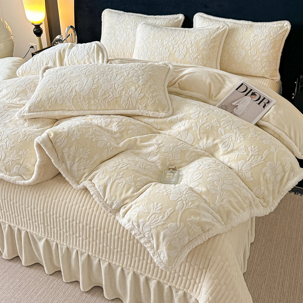 91家纺网 家纺一手货源 找家纺 富米莱（原臻工厂） 2025新款高克重立体雕花牛奶绒四件套 繁花-白