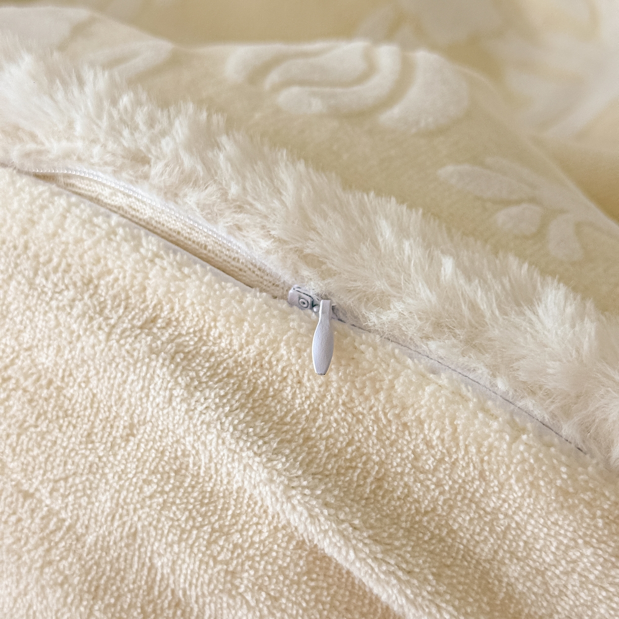 91家纺网 家纺一手货源 找家纺 富米莱（原臻工厂） 2025新款高克重立体雕花牛奶绒四件套 繁花-白