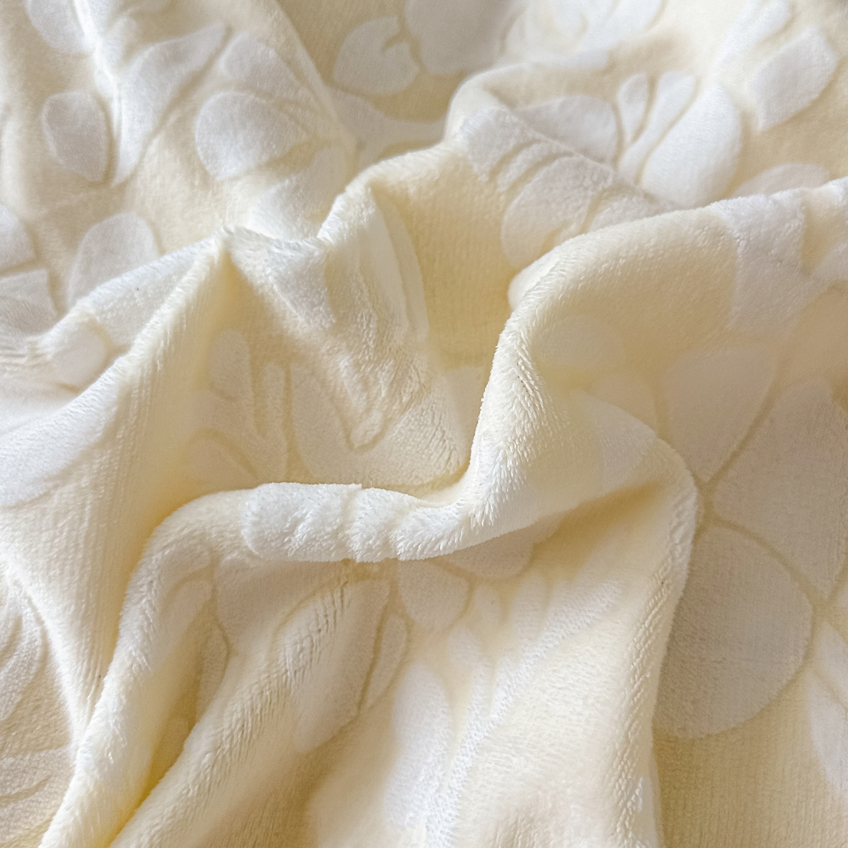 91家纺网 家纺一手货源 找家纺 富米莱（原臻工厂） 2025新款高克重立体雕花牛奶绒四件套 繁花-白