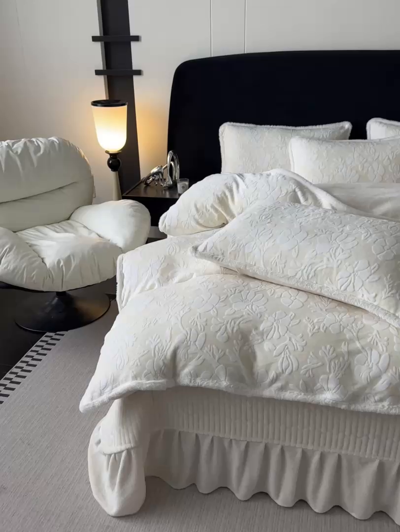 91家纺网 家纺一手货源 找家纺 富米莱（原臻工厂） 2025新款高克重立体雕花牛奶绒四件套 繁花-白