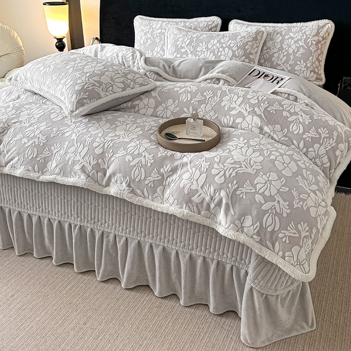 91家纺网 家纺一手货源 找家纺 富米莱（原臻工厂） 2025新款高克重立体雕花牛奶绒四件套 繁花-灰