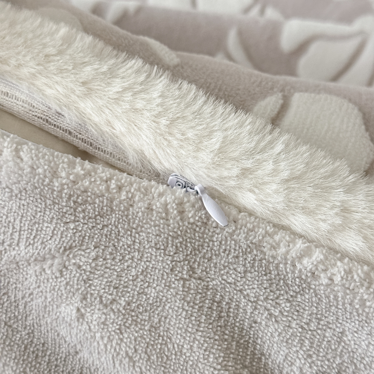 91家纺网 家纺一手货源 找家纺 富米莱（原臻工厂） 2025新款高克重立体雕花牛奶绒四件套 繁花-灰