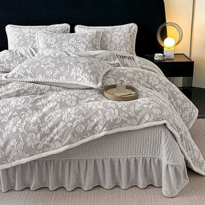 91家纺网 家纺一手货源 找家纺 富米莱（原臻工厂） 2025新款高克重立体雕花牛奶绒四件套 繁花-灰