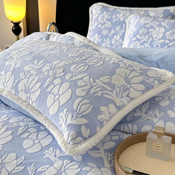 91家纺网 家纺一手货源 找家纺 富米莱（原臻工厂） 2025新款高克重立体雕花牛奶绒四件套 繁花-蓝