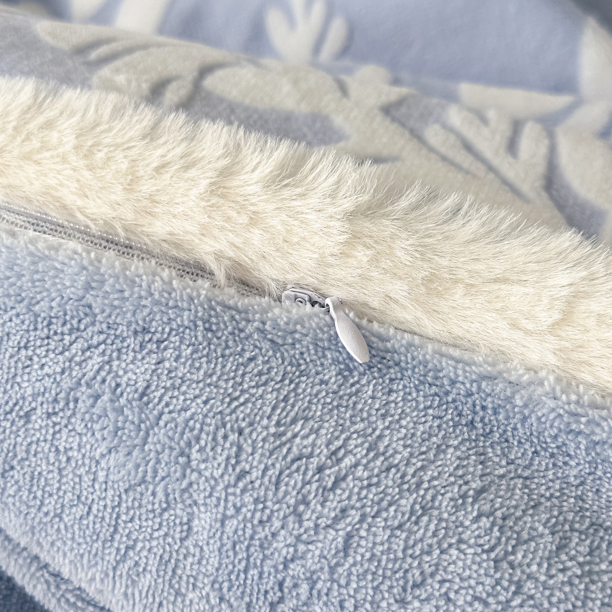 91家纺网 家纺一手货源 找家纺 富米莱（原臻工厂） 2025新款高克重立体雕花牛奶绒四件套 繁花-蓝